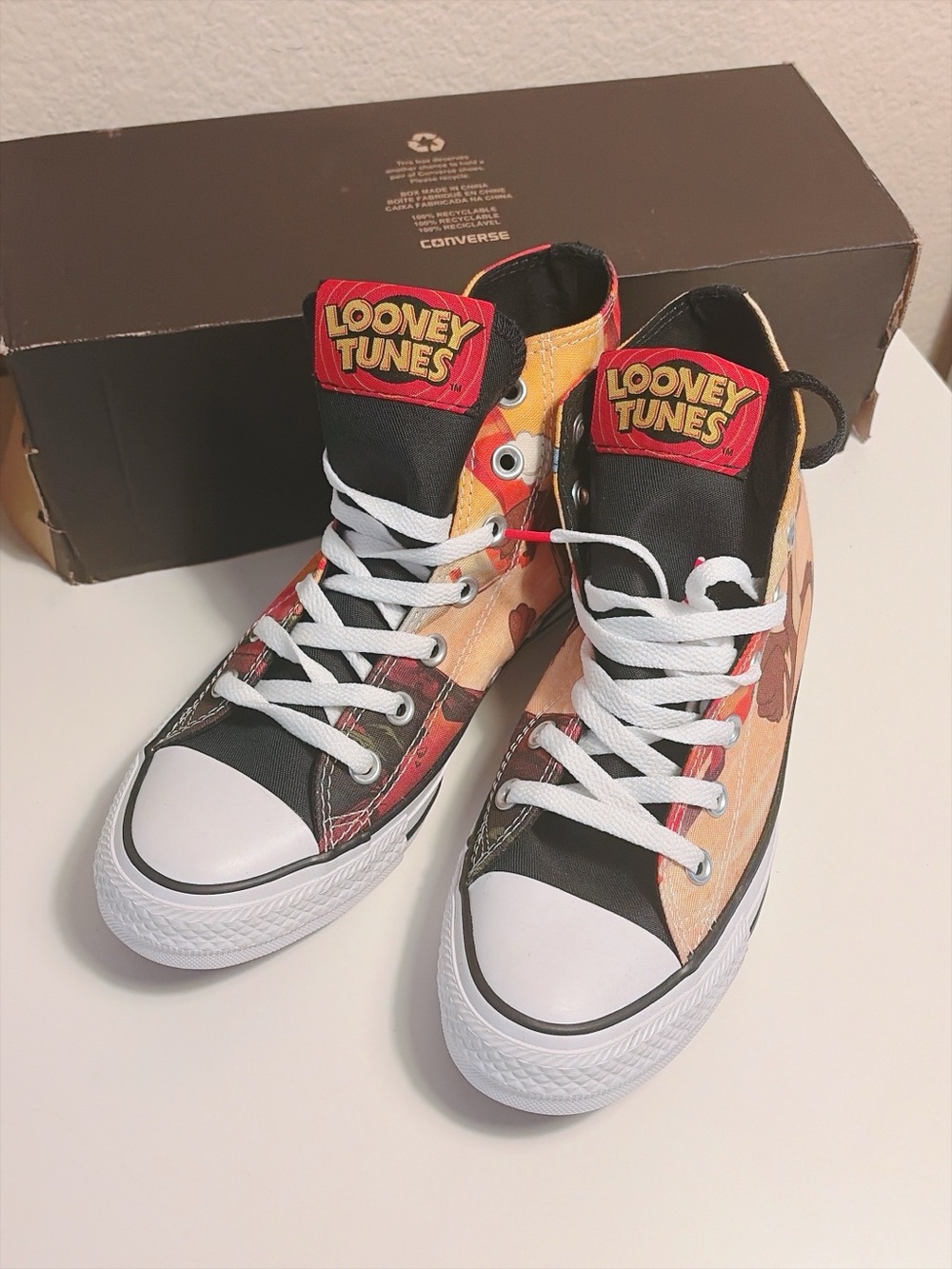 Converse x Looney Tunes Chuck Taylor All Star High Top Shoes W7 New No Full Box - Picture 4 of 13
